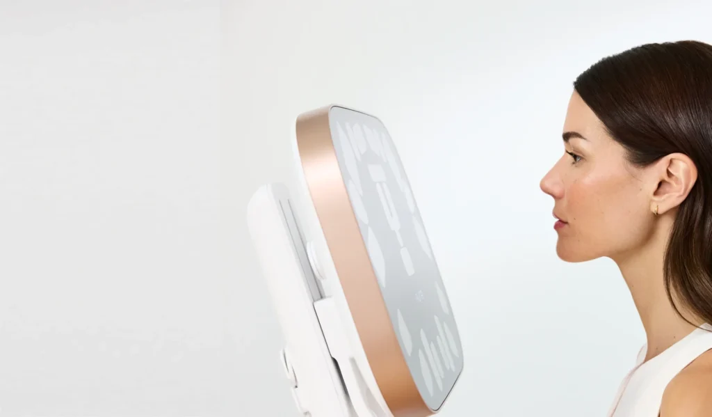 Paziente di profilo davanti allo scanner Aura 3D durante l'acquisizione del volto