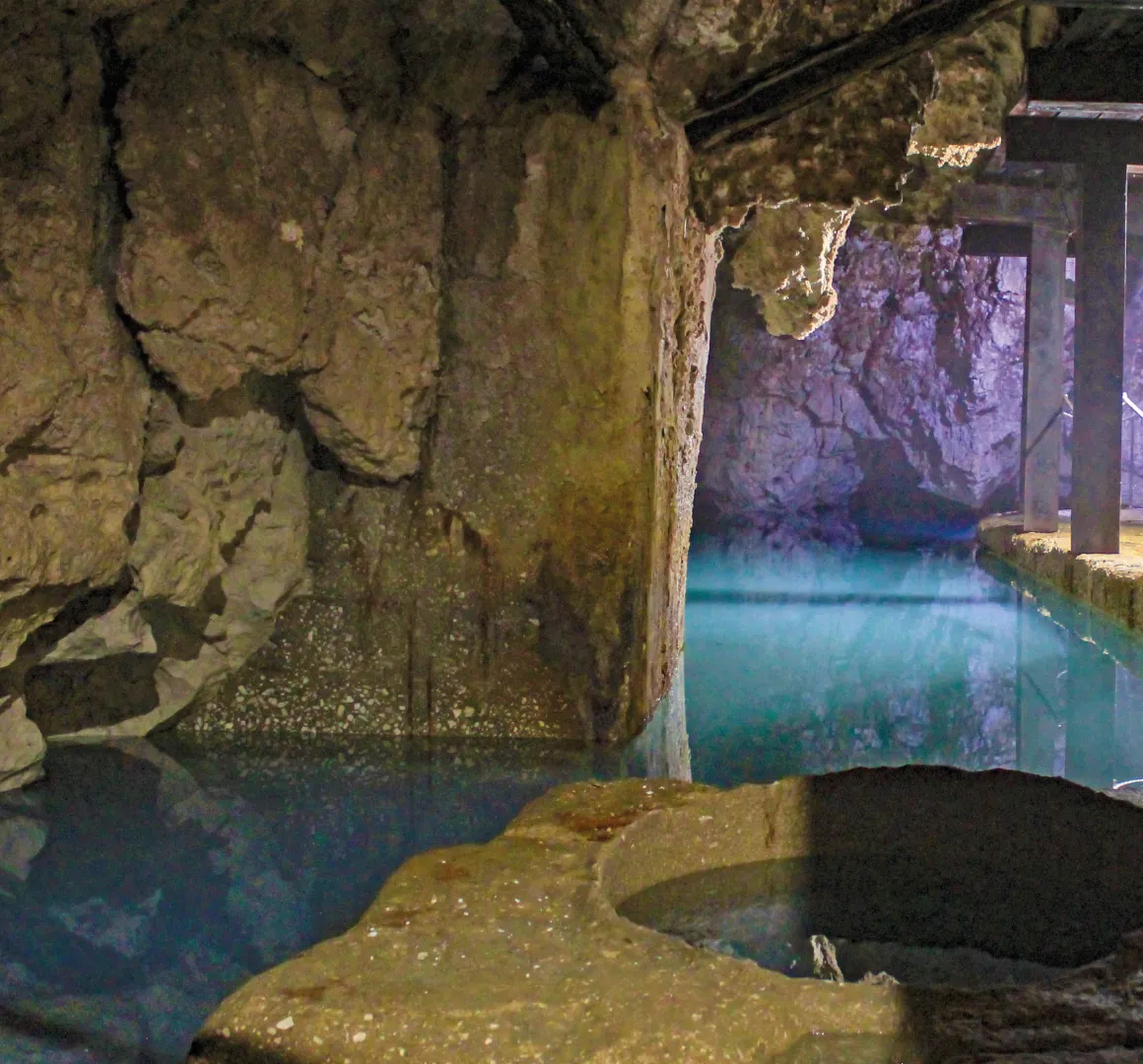 Grotta marina carsica con le sorgenti termali di Santa Cesarea