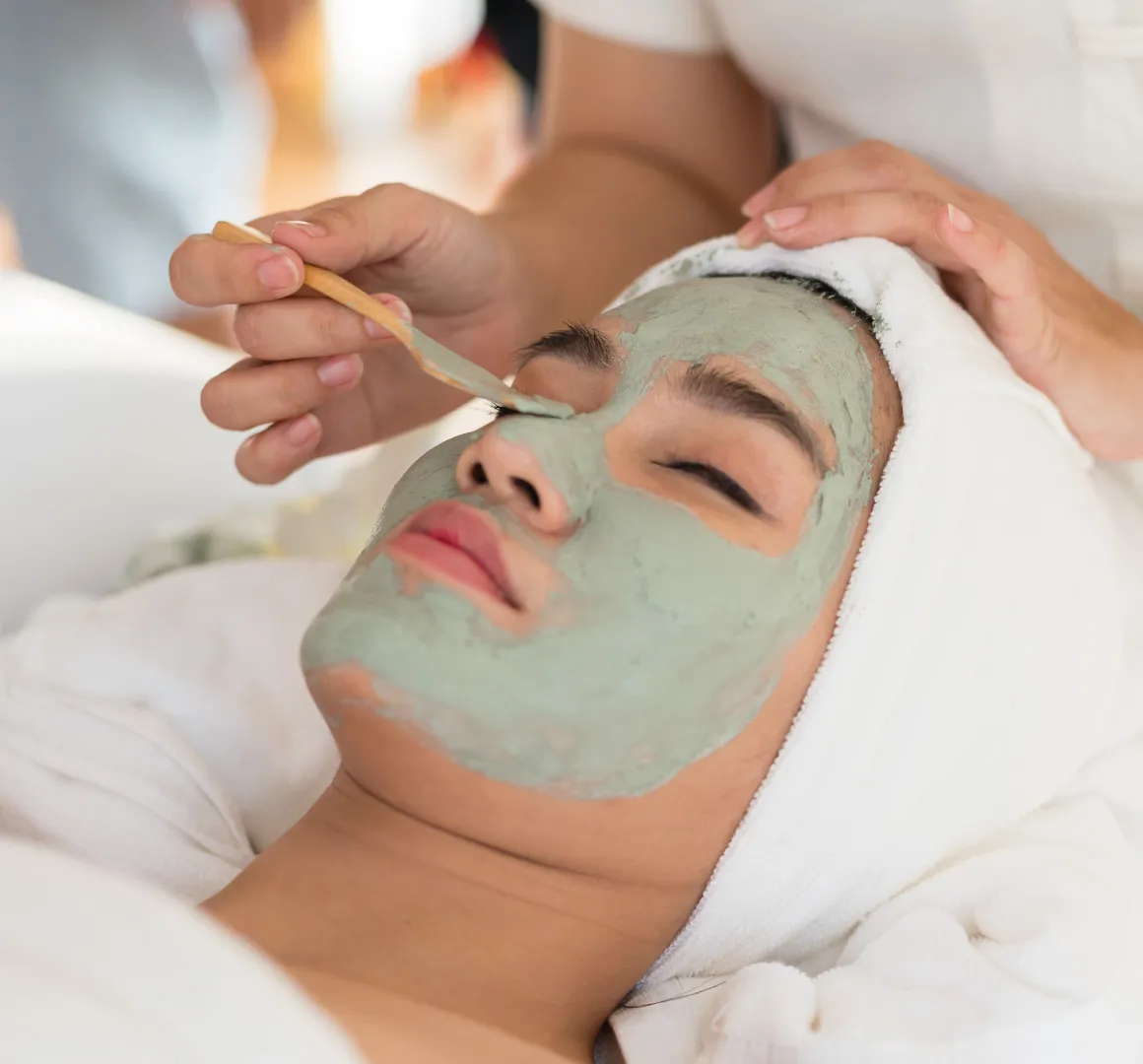Applicazione della maschera viso al fango termale
